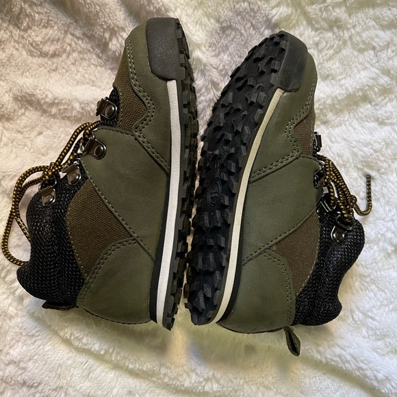 wonder nation Other - Brand new Olive green & black boys boots size 10